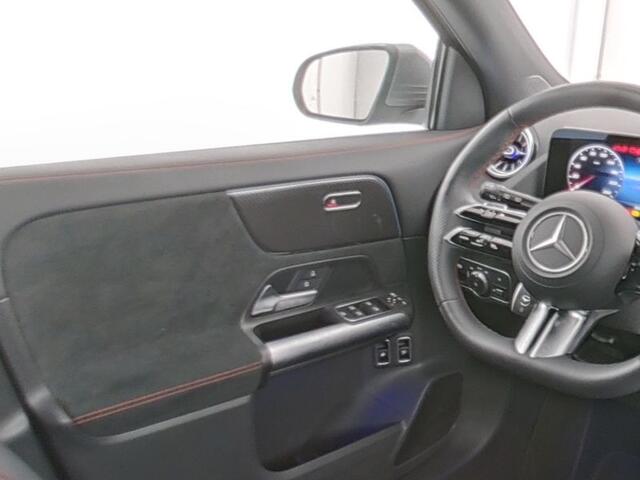 Mercedes-Benz GLA-KLASSE 250 e AMG Plug-In Hybride Trekhaak | AMG Line Premium | Sfeerverlichting | Distronic | MultiBeam Ledkoplampen | Stuur en Stoelverwarming. Inclusief 24 maanden Mercedes-Benz Certified garantie voor Europa.