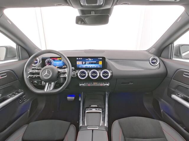 Mercedes-Benz GLA-KLASSE 250 e AMG Plug-In Hybride Trekhaak | AMG Line Premium | Sfeerverlichting | Distronic | MultiBeam Ledkoplampen | Stuur en Stoelverwarming. Inclusief 24 maanden Mercedes-Benz Certified garantie voor Europa.