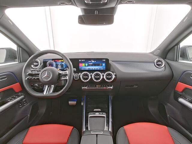 Mercedes-Benz GLA-KLASSE 250 e AMG Nightpakket Plug-In Hybride | Peper Red-zwart Leder | Keyless Go | 360 gr Camera | Sfeerverlichting | Stuur en Stoelverwarming | Inclusief 24 maanden Mercedes-Benz Certified garantie voor Europa.