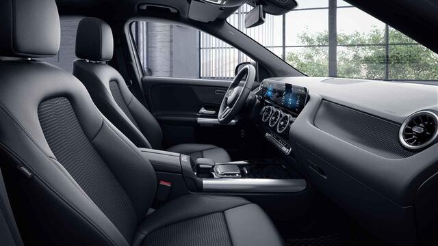 Mercedes-Benz GLA-KLASSE 200 Business Solution Luxury | Trekhaak | Stoelverwarming | Getint glas | Achteruitrijcamera |