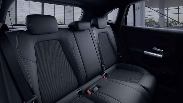 Mercedes-Benz GLA-KLASSE 200 Business Solution Luxury | Trekhaak | Stoelverwarming | Getint glas | Achteruitrijcamera |