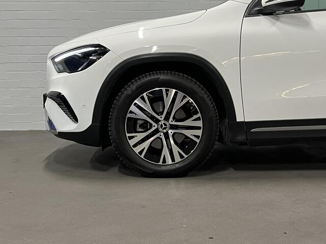 Mercedes-Benz GLA-KLASSE 180 Trekhaak | Open dak | Cruise control | Navigatie | Stoel-/stuurverwarming | Achteruitrij camera