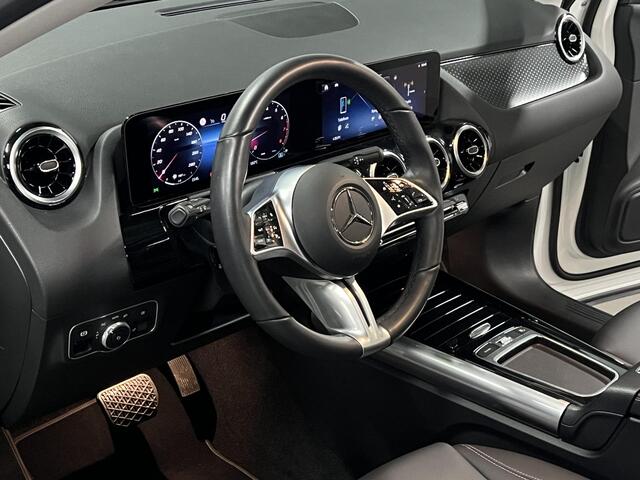 Mercedes-Benz GLA-KLASSE 180 Trekhaak | Open dak | Cruise control | Navigatie | Stoel-/stuurverwarming | Achteruitrij camera