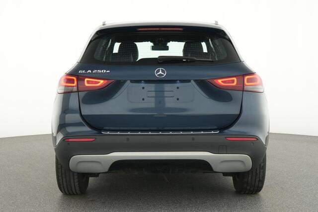 Mercedes-Benz GLA-KLASSE 250 e Plug-In Hybride Trekhaak | Achteruitrijcamera | Ledkoplampen | Easy-Pack Achterklep |Stoelverwarming voor. Inclusief 24 maanden MB Certified garantie voor Europa.