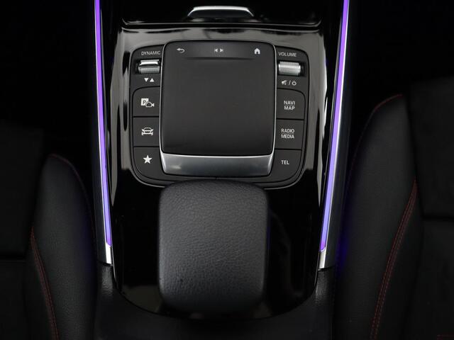 Mercedes-Benz GLA-KLASSE 200 Business Solution AMG | Panoramadak | Carplay | Matrix LED | Stoelverwarming | Memory | Leder/Alcantara | Navigatie | Park Assist