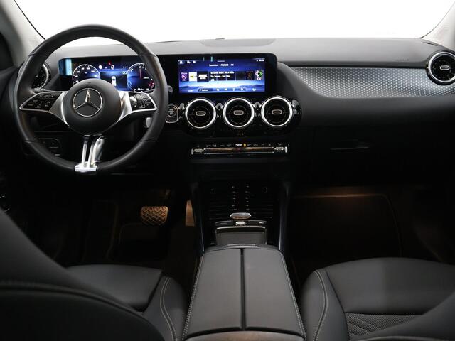 Mercedes-Benz GLA-KLASSE 250 e Luxury Line | Trekhaak | Verwarmd stuur | Winter pakket | 11 KW laden | Stoelverwarming |