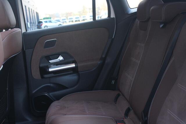 Mercedes-Benz GLA-KLASSE 250 e AMG LINE "NIEUW MODEL!" | PANORAMISCH SCHUIF/KANTEL DAK | SFEER VERLICHTING | ELEKTRISCH BEDIENBARE VOORSTOELEN MET GEHEUGENFUNCTIE EN "ZITKINEMATICA" | DRAADLOZE APPLE CARPLAY/ANDROID AUTO | NIGHT PAKKET: DAKRELING ZWART, ZIJRUITEN EN ACHTERRUITEN 