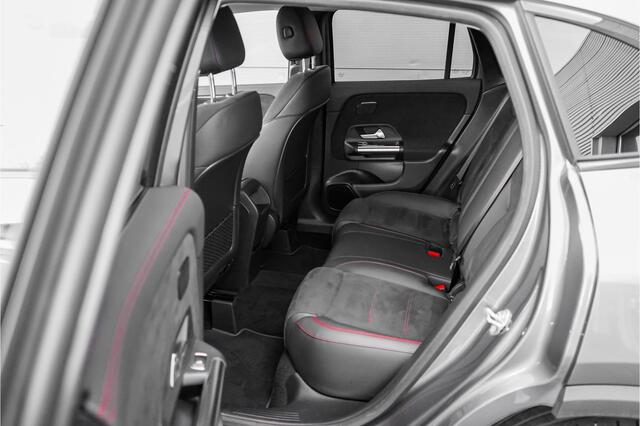 Mercedes-Benz GLA-KLASSE 250 4MATIC AMG Line Night Camera CarPlay 20"