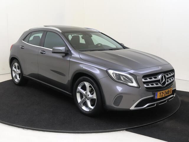 Mercedes-Benz GLA-KLASSE 180 Premium Plus 122 PK Automaat | Parkeersensoren Voor + Achter | Navigatie | Airco | Stoelverwarming | Elektrisch Bedienbaar Panorama Dak