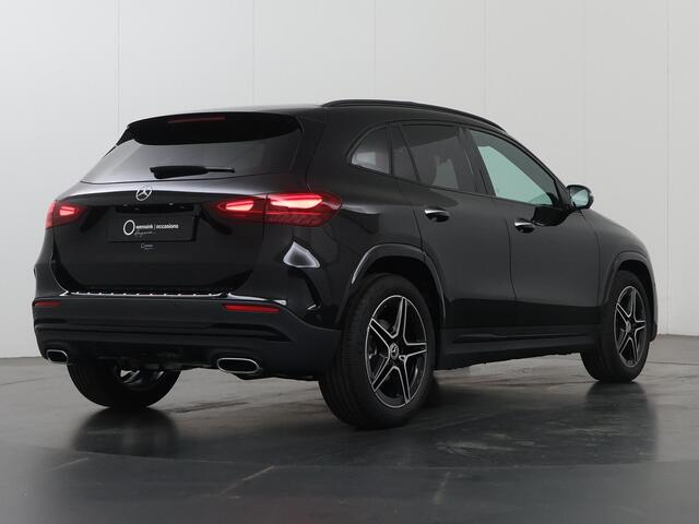 Mercedes-Benz GLA-KLASSE 180 Business Solution AMG | Panoramaschuifdak | Premium Plus | Trekhaak | Nightpakket | Achteruitrijcamera | Stoelverwarming voor |