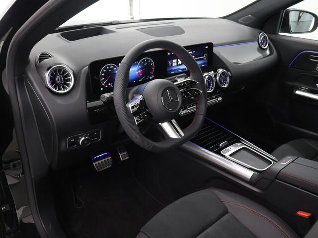 Mercedes-Benz GLA-KLASSE 180 Business Solution AMG | Panoramaschuifdak | Premium Plus | Trekhaak | Nightpakket | Achteruitrijcamera | Stoelverwarming voor |