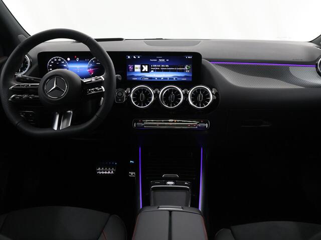 Mercedes-Benz GLA-KLASSE 180 Business Solution AMG | Panoramaschuifdak | Premium Plus | Trekhaak | Nightpakket | Achteruitrijcamera | Stoelverwarming voor |