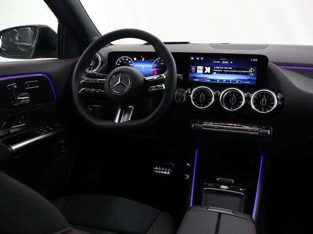 Mercedes-Benz GLA-KLASSE 180 Business Solution AMG | Panoramaschuifdak | Premium Plus | Trekhaak | Nightpakket | Achteruitrijcamera | Stoelverwarming voor |