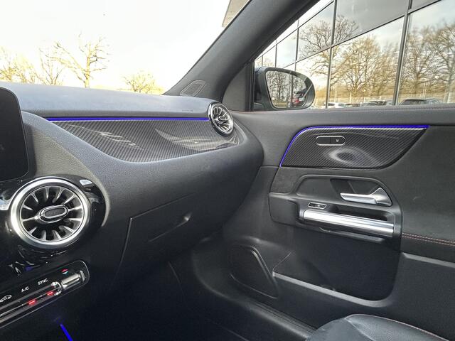 Mercedes-Benz GLA-KLASSE 180 AMG// Camera // Elek. Achterklep // Sfeerverlichting // Night pakket // 19" AMG Velgen // LED