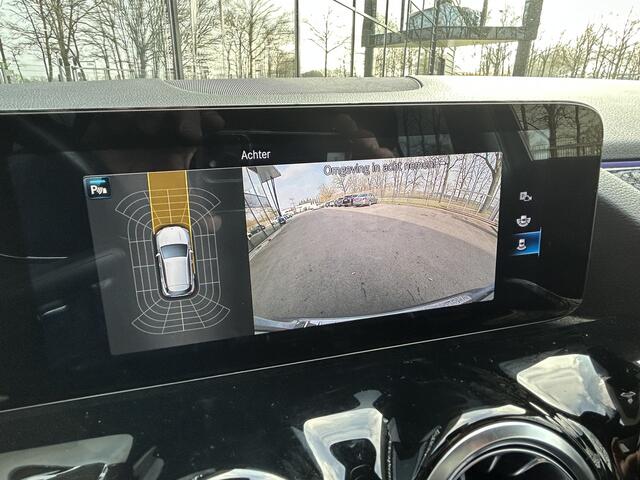 Mercedes-Benz GLA-KLASSE 180 AMG// Camera // Elek. Achterklep // Sfeerverlichting // Night pakket // 19" AMG Velgen // LED