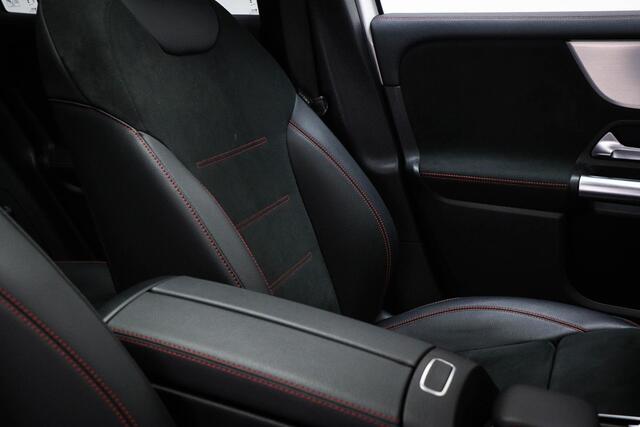 Mercedes-Benz GLA-KLASSE 180 AMG Line | PANORAMADAK | HALF LEDER | STOELVERWARMING | APPLE