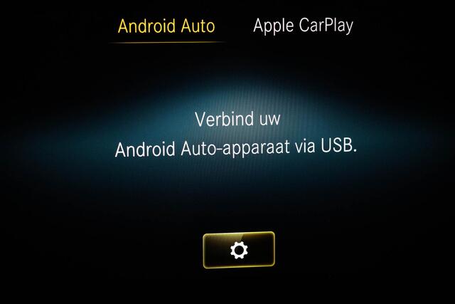 Mercedes-Benz GLA-KLASSE 180 AMG Line | PANORAMADAK | HALF LEDER | STOELVERWARMING | APPLE