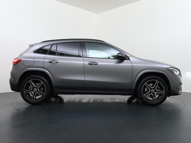 Mercedes-Benz GLA-KLASSE 250 e Business Solution AMG | Night Pakket | Winter Pakket | Trekhaak | Panoramadak | Dodehoekassistent | MULTIBEAM LED Koplampen | Stoelverwarming | Stuurverwarming | Sfeerverlichting | Apple CarPlay | Android Auto | Elektrische Achterklep | Elektrisch I
