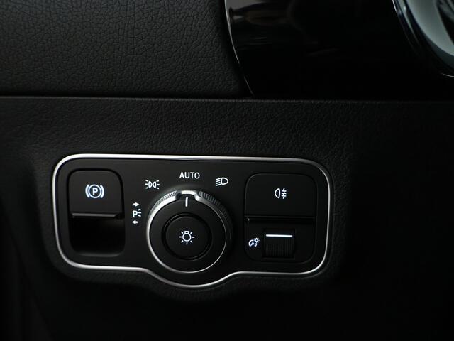 Mercedes-Benz GLA-KLASSE 250e Luxury Line Parkeersensoren + achteruitrijcamera | Spiegel pakket | Easy Pack achterklep | Winter pakket : Stuur en Stoelverwarming. Inclusief 24 maanden MB Certified garantie voor Europa.