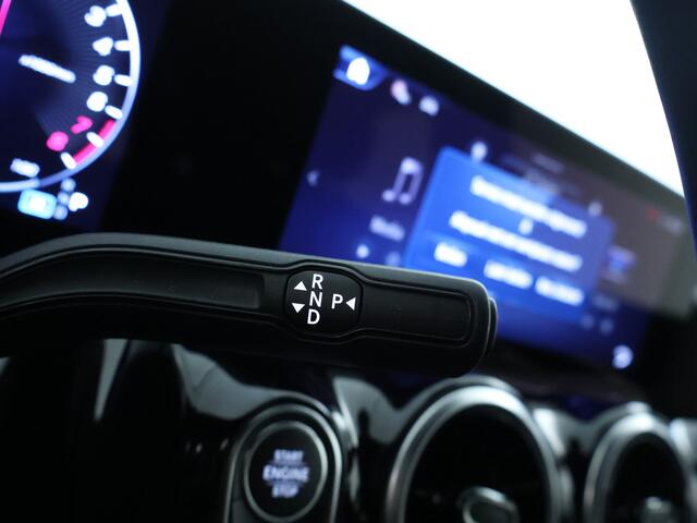 Mercedes-Benz GLA-KLASSE 250e Luxury Line Parkeersensoren + achteruitrijcamera | Spiegel pakket | Easy Pack achterklep | Winter pakket : Stuur en Stoelverwarming. Inclusief 24 maanden MB Certified garantie voor Europa.