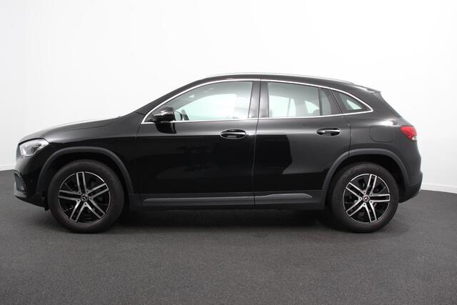 Mercedes-Benz GLA-KLASSE 200 163pk DCT Premium Plus | Navigatie | Parkeersensoren | Camera | Elektrische achterklep | Elektrisch Panorama dak | Cruise Control | Virtual Cockpit | Stoelverwarming | Sfeerverlichting | Climate Control