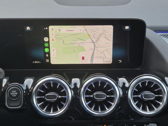 Mercedes-Benz GLA-KLASSE 250 e AMG Line Automaat / Dealer onderhouden / Glazen schuif- en kanteldak / Trekgewicht 1800 kg / Stoelverwarming / Achteruitrijcamera / Elektrische achterklep / Cruise control / Draadloze telefoon lader / Keyless Entry/Start /