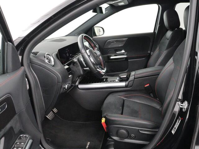 Mercedes-Benz GLA-KLASSE 250e AMG Night | Adaptive cruise | Stoelverwarming | Camera | Half leder | Park Assist | Leder/Alcantara | Widescreen | Sfeerverlichting | Climate control | PHEV | Plug In