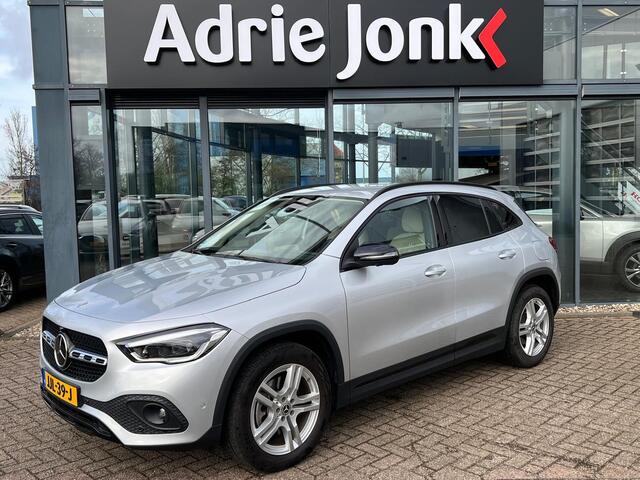 Mercedes-Benz GLA-KLASSE 250 e AMG Line AUTOMAAT | TREKHAAK | HYBRIDE | PARKEER ASSISTENT | 360gr CAMERA | WIDE SCREEN | CREME LEATHER PACK INTERIEUR | UNIEKE AUTO | LAGE KM STAND 53.801km |