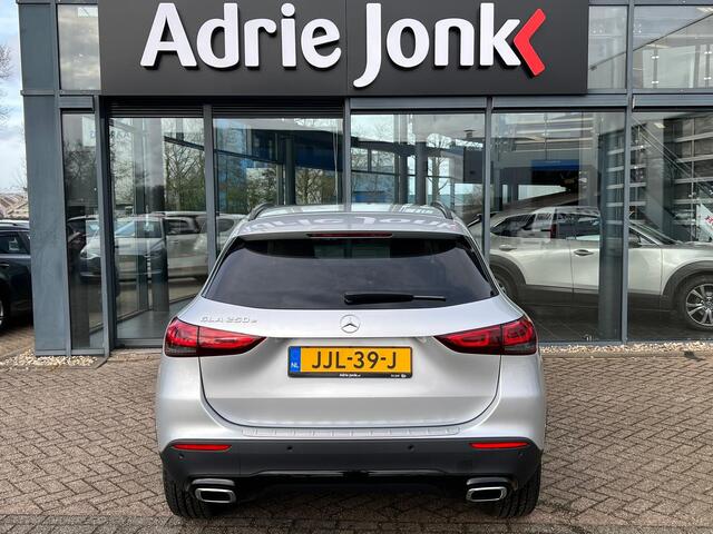 Mercedes-Benz GLA-KLASSE 250 e AMG Line AUTOMAAT | TREKHAAK | HYBRIDE | PARKEER ASSISTENT | 360gr CAMERA | WIDE SCREEN | CREME LEATHER PACK INTERIEUR | UNIEKE AUTO | LAGE KM STAND 53.801km |