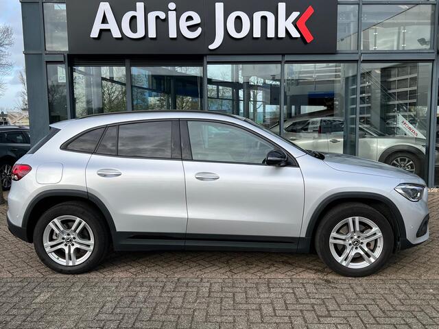 Mercedes-Benz GLA-KLASSE 250 e AMG Line AUTOMAAT | TREKHAAK | HYBRIDE | PARKEER ASSISTENT | 360gr CAMERA | WIDE SCREEN | CREME LEATHER PACK INTERIEUR | UNIEKE AUTO | LAGE KM STAND 53.801km |