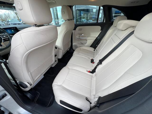 Mercedes-Benz GLA-KLASSE 250 e AMG Line AUTOMAAT | TREKHAAK | HYBRIDE | PARKEER ASSISTENT | 360gr CAMERA | WIDE SCREEN | CREME LEATHER PACK INTERIEUR | UNIEKE AUTO | LAGE KM STAND 53.801km |