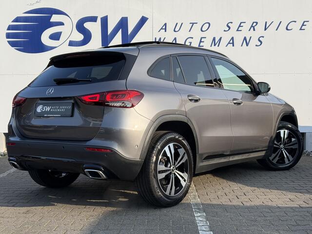 Mercedes-Benz GLA-KLASSE 200 Luxury Line | Trekhaak | Pano | Ambient Light | Camera | 18 inch