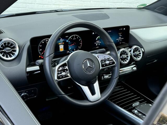 Mercedes-Benz GLA-KLASSE 200 Luxury Line | Trekhaak | Pano | Ambient Light | Camera | 18 inch