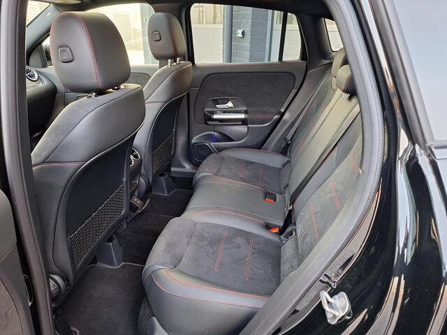 Mercedes-Benz GLA-KLASSE 180 Star Edition AMG Line | Panoramadak | Night pakket | Achteruitrijcamera | Sfeerverlichting | Stoelverwarming | Multibeam LED | Keyless-GO | Elektrische achterklep