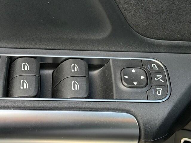 Mercedes-Benz GLA-KLASSE 200 Business Solution AMG l Panoramadak l MBUX l MULTIBEAM LED l Keyless Go l Camera l Wegklapbare trekhaak l Night pakket l Spiegel pakket l Elektrisch bedienbare achterklep l Smartphone integratie pakket l Stoelverwarming l