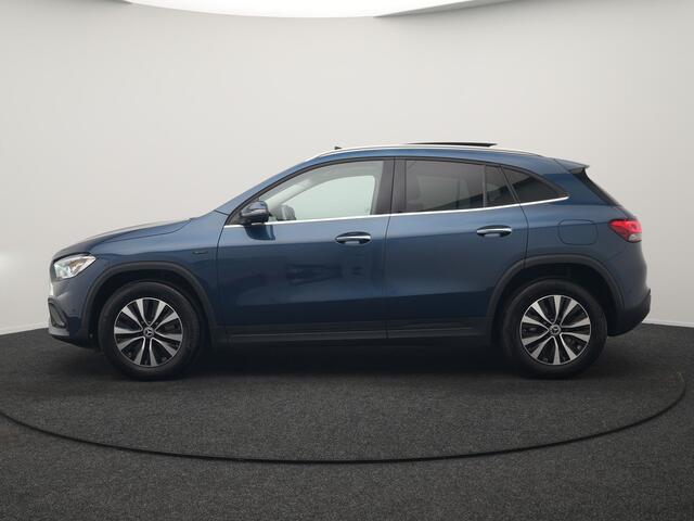 Mercedes-Benz GLA-KLASSE 250 e Style PHEV 218pk Dealer O.H. | Panodak | Adaptive Cruise | 360 Camera | Sportstoelen Memory & Verwarmd | Sfeerverlichting | Blis | Keyless | Apple Carplay | Navigatie | DAB | Plug In Hybrid |