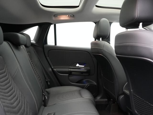 Mercedes-Benz GLA-KLASSE 250 e Style PHEV 218pk Dealer O.H. | Panodak | Adaptive Cruise | 360 Camera | Sportstoelen Memory & Verwarmd | Sfeerverlichting | Blis | Keyless | Apple Carplay | Navigatie | DAB | Plug In Hybrid |