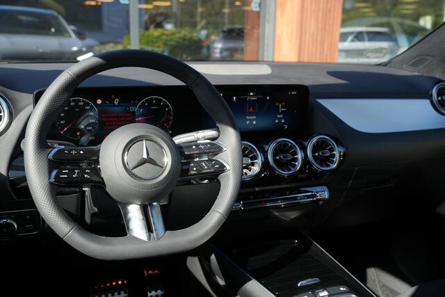 Mercedes-Benz GLA-KLASSE 200 AMG Line Panoramadak Adapt. Cruise AMG Pakket Ambient Wide Screen
