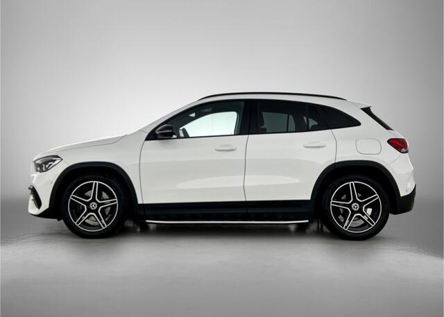 Mercedes-Benz GLA-KLASSE 200 AMG | Night pakket | Trekhaak | Sidesteps | Parkeerpakket met achtercamera | Spiegelpakket Inclusief 24 maanden MB Certified garantie voor Europa.