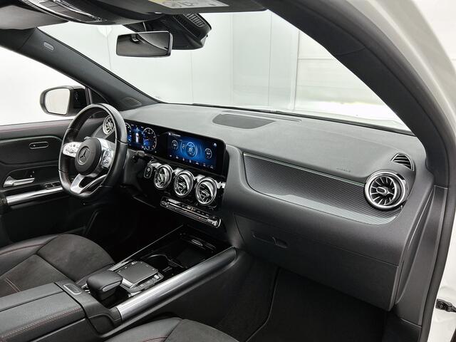 Mercedes-Benz GLA-KLASSE 200 AMG | Night pakket | Trekhaak | Sidesteps | Parkeerpakket met achtercamera | Spiegelpakket Inclusief 24 maanden MB Certified garantie voor Europa.