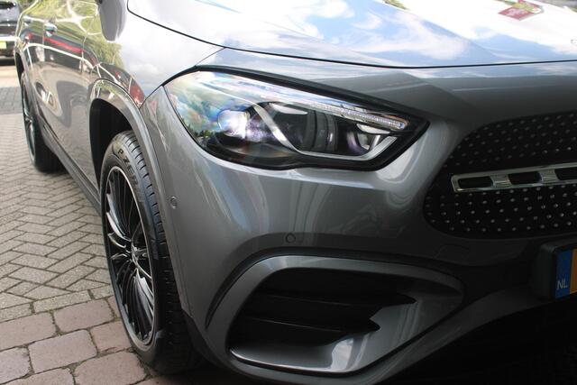 Mercedes-Benz GLA-KLASSE 250 e AMG Line | PANORAMISCH SCHUIF/KANTEL DAK | SFEER VERLICHTING | ELEKTRISCH BEDIENBARE VOORSTOELEN MET GEHEUGENFUNCTIE EN "ZITKINEMATICA" | DRAADLOZE APPLE CARPLAY/ANDROID AUTO | NIGHT PAKKET: DAKRELING ZWART, ZIJRUITEN EN ACHTERRUITEN ZWART, LICHTMET