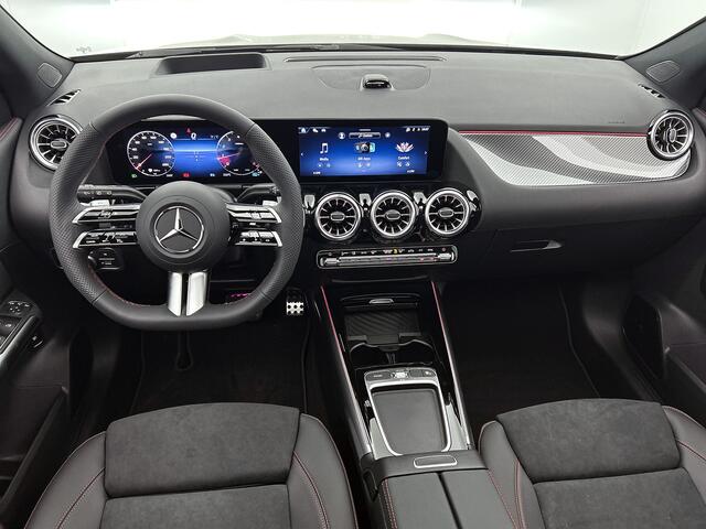 Mercedes-Benz GLA-KLASSE 180 Business Solution AMG | Premium Plus pakket | Nightpakket | Trekhaak | GUARD 360 ° Plus | Panoramaschuifdak | 19" vijf-dubbelspaaks AMG velgen | 360° camera | Warmtewerend, donkergetint glas |