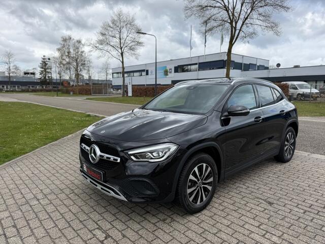 Mercedes-Benz GLA-KLASSE 180 Pano Luxury Line Navi