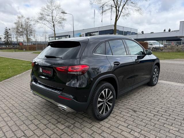 Mercedes-Benz GLA-KLASSE 180 Pano Luxury Line Navi