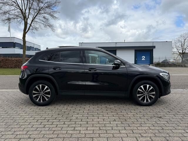 Mercedes-Benz GLA-KLASSE 180 Pano Luxury Line Navi