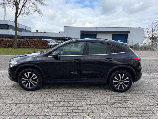 Mercedes-Benz GLA-KLASSE 180 Pano Luxury Line Navi