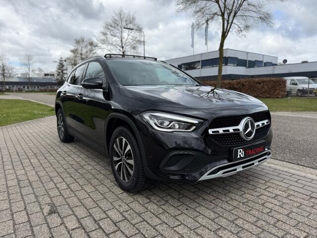 Mercedes-Benz GLA-KLASSE 180 Pano Luxury Line Navi