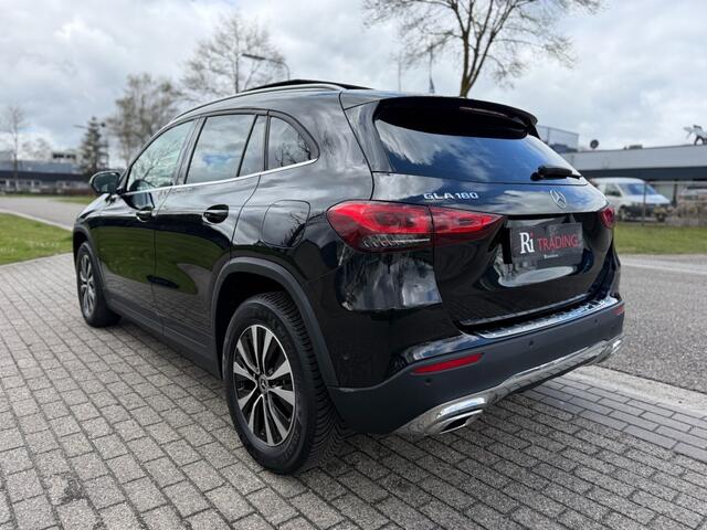 Mercedes-Benz GLA-KLASSE 180 Pano Luxury Line Navi