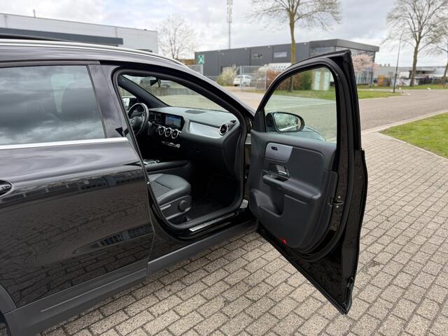 Mercedes-Benz GLA-KLASSE 180 Pano Luxury Line Navi
