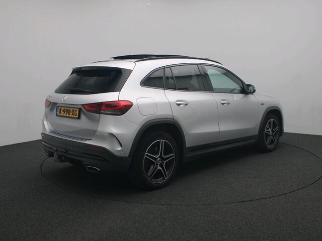 Mercedes-Benz GLA-KLASSE 250 e Business Solution AMG Limited Trekhaak | AMG Line | Night Pakket | Panorama Schuif-Kanteldak | Memory Stoelen | Parkeerpakket met achteruitrijcamera. Inclusief 24 maanden Mercedes-Benz Certified garantie voor Europa.